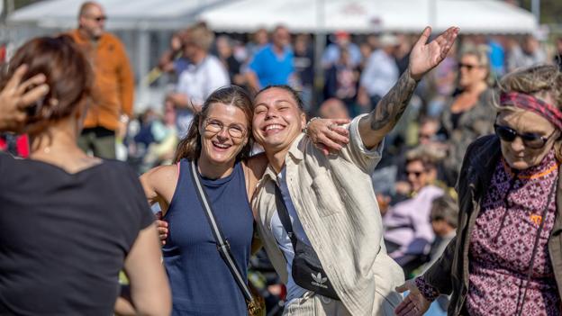 Der var masser af mennesker på pladsen og tilskuertallet topper formentlig, når Rasmus Seebach går på 20.30. <i>Foto: Lars Pauli</i>