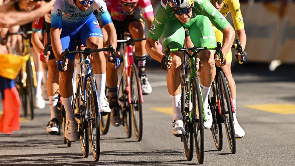 Michael Matthews (til venstre) måtte se Wout van Aert tage endnu en etapesejr i Tour de France. <i>Marco Bertorello/Ritzau Scanpix</i>