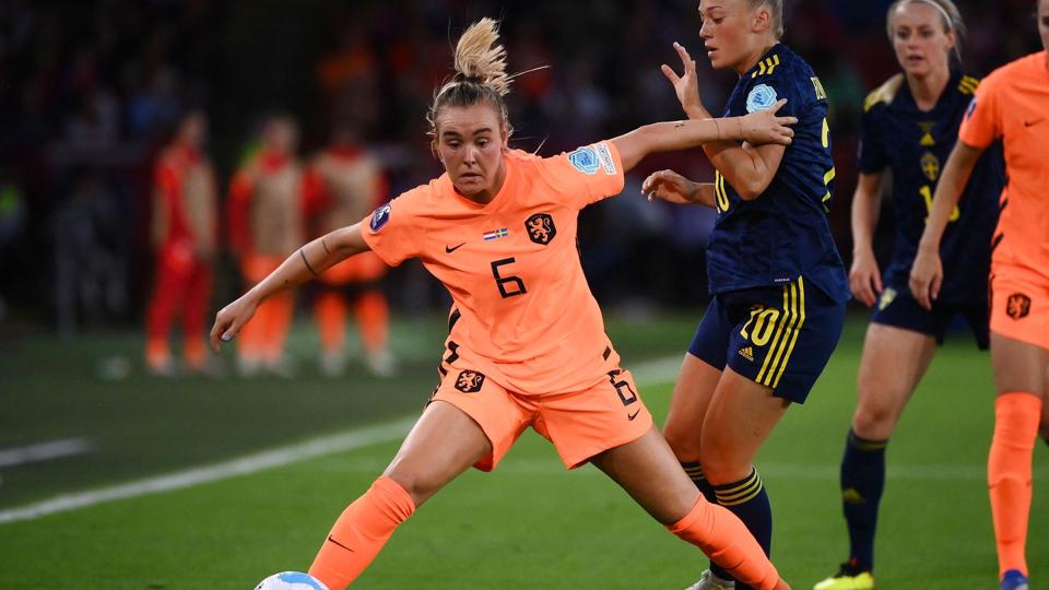 Jill Roord med bolden stod for Hollands udligning mod Sverige, da de to hold tog hul på EM-slutrunden i England. <i>Franck Fife/Ritzau Scanpix</i>