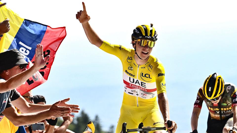 Tadej Pogacar har fået en forrygende start på Tour de France, men han skal samtidig forholde sig til, at der er konstateret coronasmitte på hans hold, UAE. <i>Marco Bertorello/Ritzau Scanpix</i>