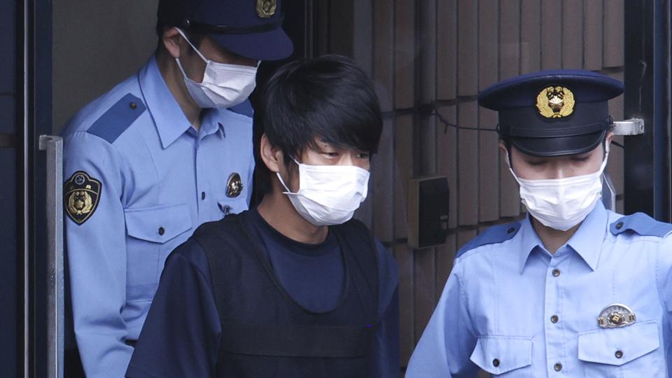 Manden, der er sigtet for drabet - den 41-årige Tetsuya Yamagami - er i politiets varetægt. Han har fortalt politiet, at han begik attentatet på Abe, fordi han mener, at politikeren havde forbindelser til en organisation, som hans mor havde støttet med store pengebeløb. <i>Ken Satomi/Ritzau Scanpix</i>