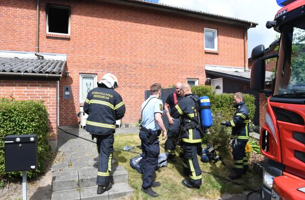 Et rækkehus i Svenstrup brød søndag i brand. <i>Foto: Jan Pedersen</i>