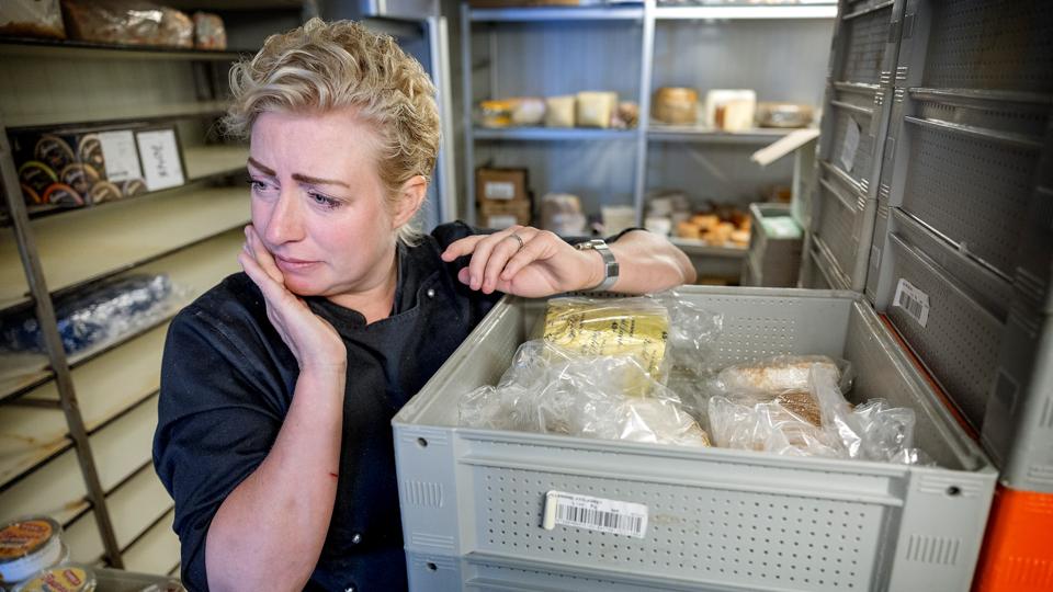 St. Brøndum Ostebutik ejes af Louise Wittendorff. Hun er fortsat dybt rystet efter et, hvad hun betegner som et meget voldsomt, kontrolbesøg i sin butik. <i>Foto: Lars Pauli</i>