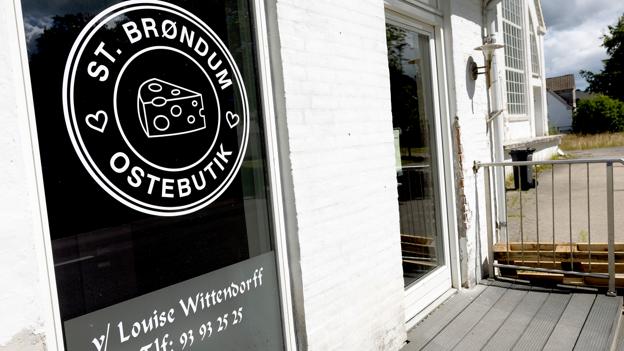 Ifølge kunder og indehaver i St. Brøndum Ostebutik blev den store glasdør bevidst skubbet ind i kunderne, da en mandlig kontrollant fra Fødevarestyrelsen skulle ind i butikken. <i>Foto: Lars Pauli</i>