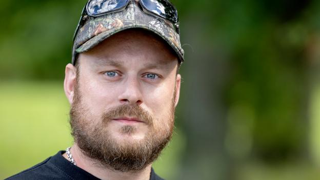 Jeppe Bragenholt Johansen stod i døråbningen i St. Brøndum Ostebutik fredag, da han pludselig mærkede et voldsomt skub, fordi kontrollanten puffede døren ind i ham. <i>Foto: Lars Pauli</i>