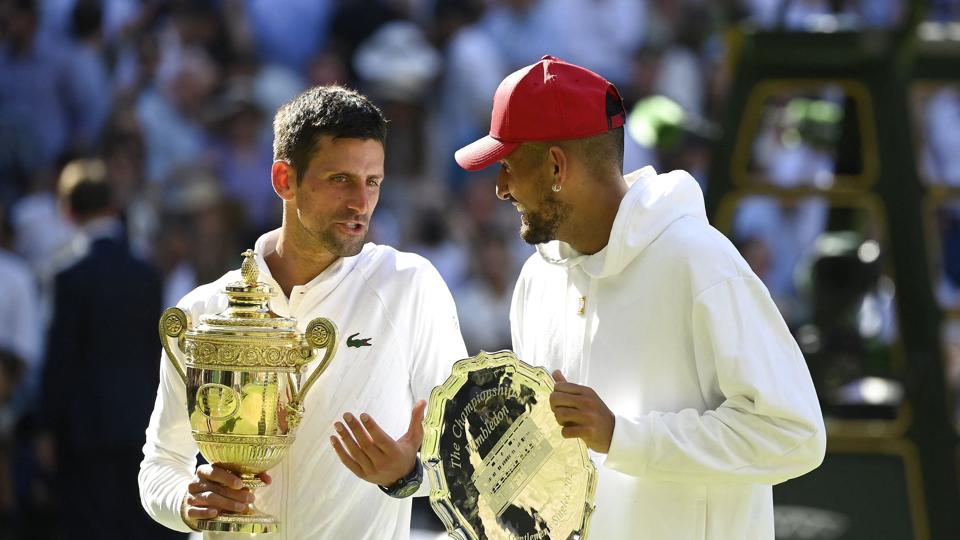 Novak Djokovic og Nick Kyrgios fik sig en hyggesnak efter finalen i Wimbledon. <i>Toby Melville/Reuters</i>