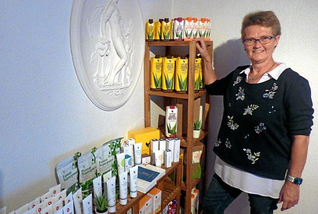 Jeanette Andersen har et bredt udvalg af produkterne i klinikken i sit hjem i Als. Foto: Ejlif Rasmussen