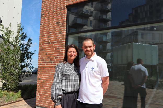 Lene Koldkjær Decker har haft et tæt samarbejde med Niels Jørgen Lindhardt fra Aabybro Mejeri i forbindelse med den kommende isbutik på Stjernepladsen. Foto: Katrine Brix