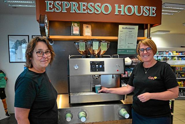 Jette Hedegaard (tv) og indehaver Anita Leegaard kan nu tilbyde topkvalitetskaffe fra Espresso House til kunderne, der ofte køber kaffe til at drikke på farten. Foto: Ole Iversen