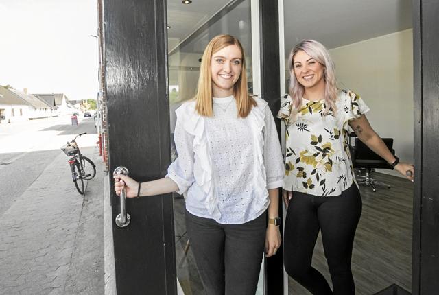 Line Algrensen (t.v.) og Louise Elkjær Søttrup åbner egen salon på Luneborgvej 75 i Tylstrup. Foto: Allan Mortensen