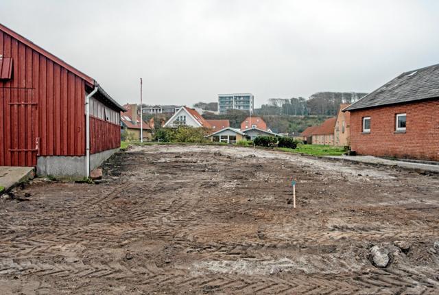 Gravemaskinen har været i gang på arealet mellem Løgstør Roklub og Fyr og Vejervæsenets røde træbygning. Foto: Mogens Lynge