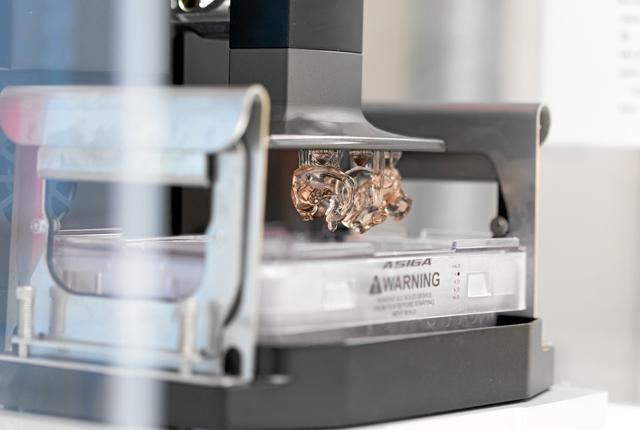 Printningen tager kun 1,5 time – 3D-printeren kan lave 10 ørepropper ad gangen. Foto: Aalborg Universitetshospital