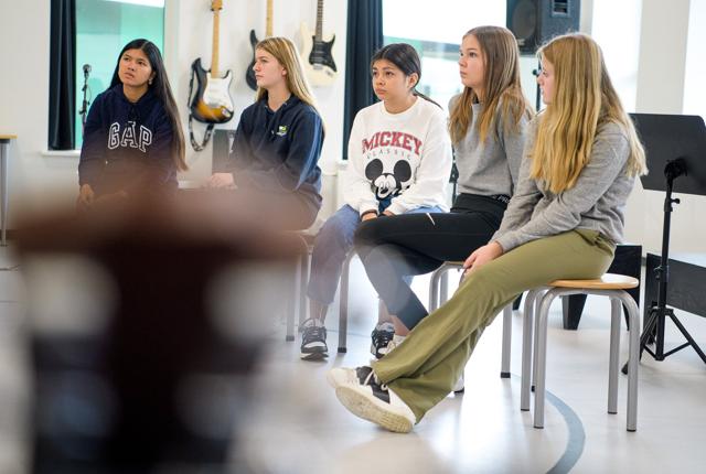 Elever i 8. klasse på Aabybro Skole havde besøg af sangskriver Anders Graae. De hørte om, hvordan musik bliver til, og prøvede også selv at skrive en sang. Foto: Bo Lehm