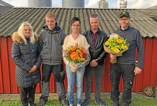 Vinderparret Irene og Erik Rasmussen, ”Håbet” i Uggerby. Her fotograferet på ejendommen sammen med deres sønner og svigerdatter.Privatfoto