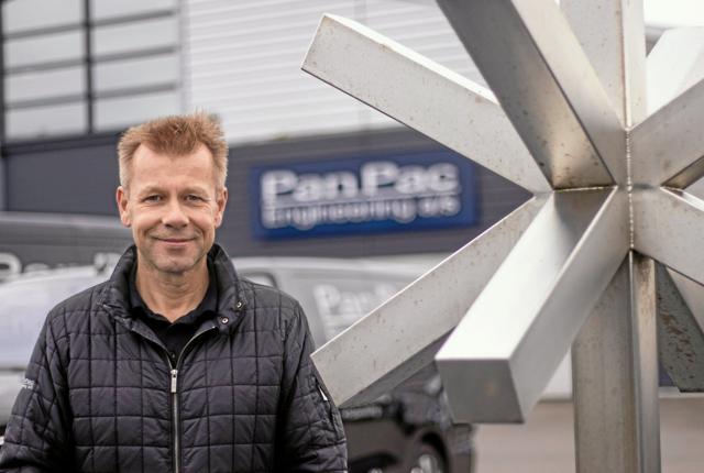 Morten Nysted er medejer af og administrerende direktør i Pandrup-virksomheden. Her står han ved Stjernen, der det næste års tid er placeret uden for PanPac. Foto: Kasper Ørkild