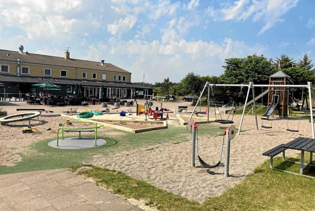 Feriecenter Slettestrand har været i gang med en stor opgradering af deres legeplads, med fokus på at skabe lige legemuligheder for alle. Foto: Feriecenter Slettestrand