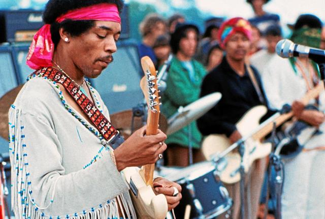 ”Woodstock” er et uforligneligt melodisk-historisk dokument om en generation og dens frigørelse, men også et kapitel om dens dialog med det omgivende samfund. Her Jimi Hendrix med sin guitar. PR-foto: Lønstrup Cafe Bio <i>Corbis via Getty Images</i>
