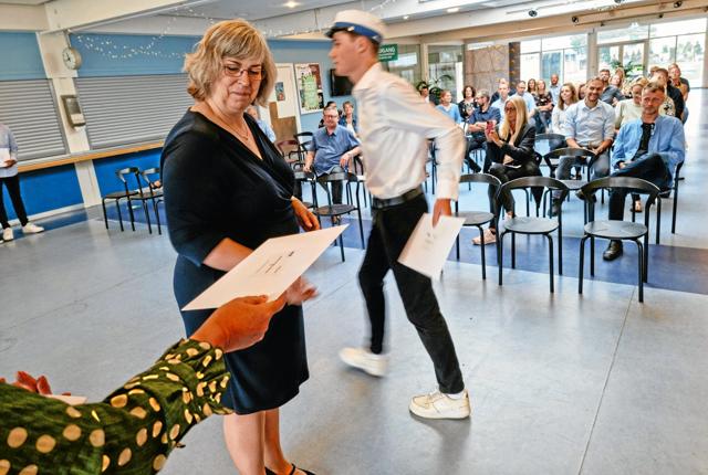 Vicerektor Annette Nibuhr Thomsen uddeler eksamensbeviser til i alt 117 studenter hos hhx i Hjørring.
