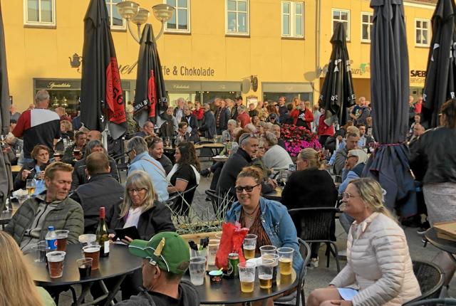 Tilskuerne nød musikken i varmen fra solens sidste stråler, inden den gik ned og sagde tak for endnu en fantastisk dag i Sæby. Foto: Lisa Farum Kristiansen