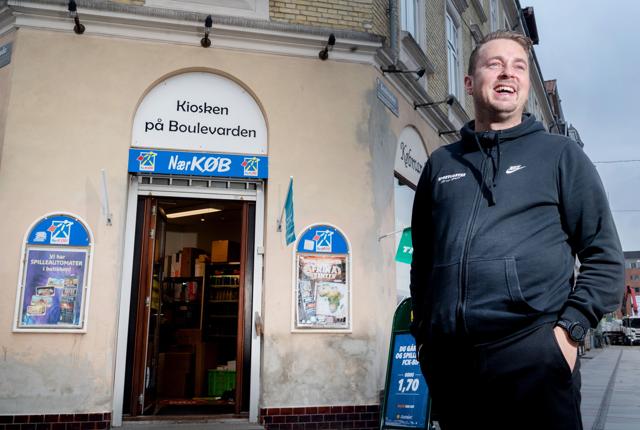 Kasper Hansen lægger vægt på god service og kundepleje i forretningen, der skifter navn til Kiosken på Boulevarden. Foto: Torben Hansen