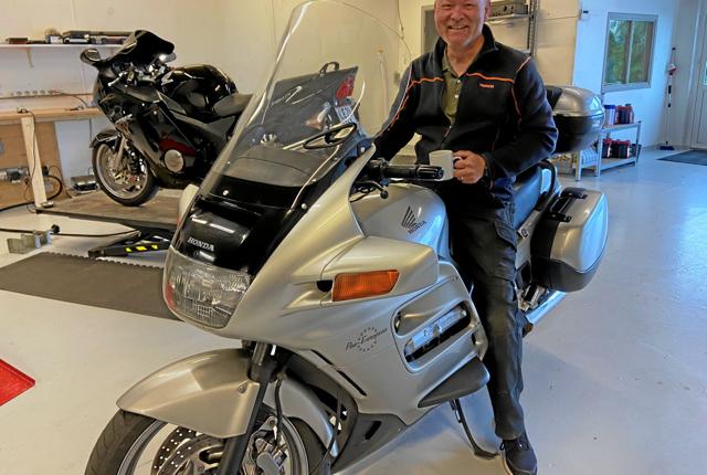 Jens Madsen servicerer alle typer motorcykler. Selv kører han for tiden på denne Honda. Hver eftermiddag og i weekenderne har Jens Madsen kaffe på kanden og er klar til at hjælpe med alt, hvad motorcyklister har på hjerte.