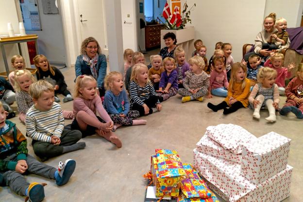 Børnene overraskes med gaver. Foto: Niels Helver <i>Niels Helver</i>