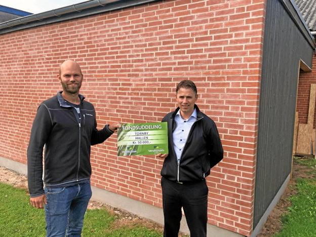 På billedet ses Martin Jepsen modtage det synlige bevis fra Sparekassen Vendsyssels fond. Tilskud fra Nykredits Fond er 125.000 mens Spar Nord Fonden har doneret 20.000 til Tornby IF.Privatfoto