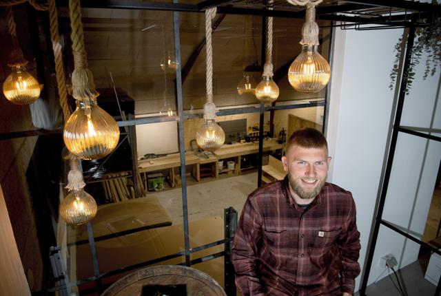 Jesper Dam er manden bag Raw Solution, som fremstiller indretning til restauranter, kontormiljøer og private. Desuden har han sit eget tømrerfirma, som han fortsætter med. Foto: Bente Poder