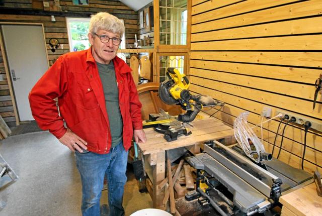 Ole Andreassen i sit værksted, hvor han giver gamle møbler og kasserede paller nyt liv. Foto: Jørgen Ingvardsen