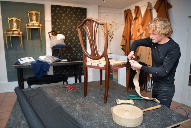 Thomas Dyg er en erfaren møbelpolstrer, der har været i faget de seneste 20 år. Foto: Claus Søndberg