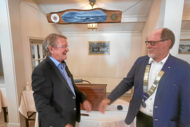 Afgående præsident for Skagen Rotary Klub Steffen Stranne har givet præsidentkæden videre til præsident for klubåret 202 022 Henning Dochweiler. Privatfoto