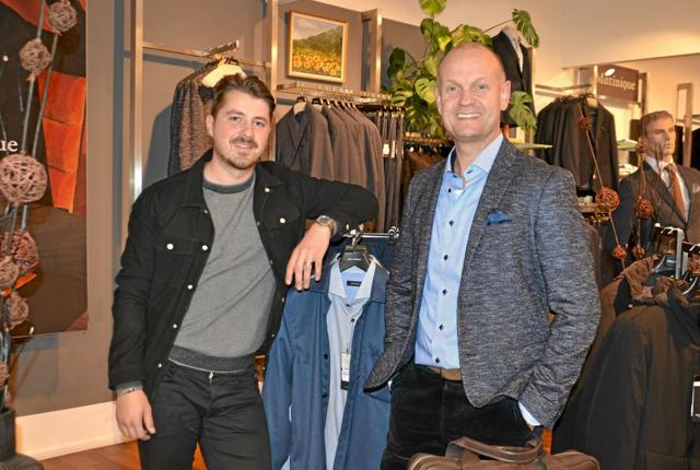 Til venstre Tamer Kapetanovic, butikschef i Mr Tang Hobroog til højre Ole Spanggaard,indehaver af Mr Tangi Hobro og Hadsund.Foto: Jesper Bøss