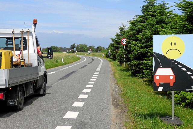 Der er på strækningen mellem Als og Helberskov indført hastighedsbegrænsning på 60 km. i timen, og striber i begge sider skal beskytte de bløde trafikanter. Foto: Ejlif Rasmussen