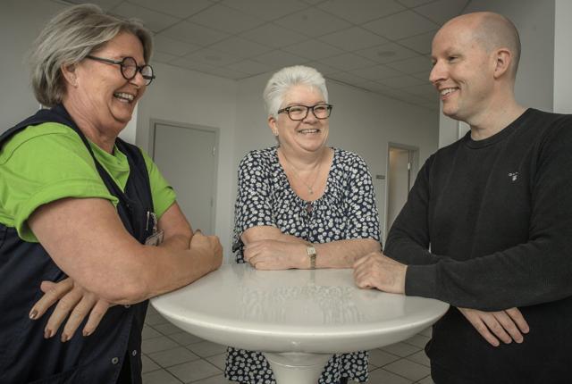 Nina Korsgaard (i midten) og Claus Jensen ejer virksomheden NK Care, der bl.a. tilbyder handicaphjælp til alvorligt syge. Karen Pedersen står for firmaets rengøringshjælp.Foto: Martin Damgård