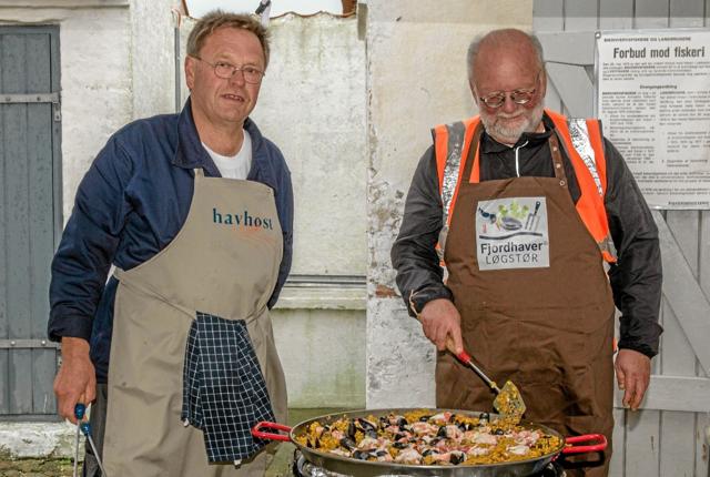 Silla og Bo fra Fjordhavers bestyrelse stod i ”køkkenet” for at traktere de mange gæster. Her er det paella med alt godt fra fjorden og urter fra bakkerne. Foto: Mogens Lynge