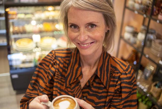 - Jeg smiler hver dag, jeg sætter nøglen i døren, siger Camilla Okkels om sin kaffebar på Boulevarden. Foto: Martél Andersen