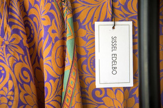 Sissel Edelbo er kendt for kimonoer, kjoler og skjorter syet af indiske vintage sarier. Arkivfoto: Laura Guldhammer <i>Laura Guldhammer</i>