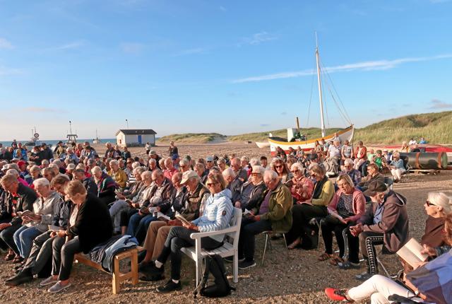 Sange ved havet ved Havbådehuset i Slettestrand er i løbet af de foregående otte sæsoner blevet et yderst populært indslag i Han Herreds sommerliv. Her et billede fra 2019, mens det endnu var muligt at sidde helt tæt på stolene under fællessangen. Privatfoto.