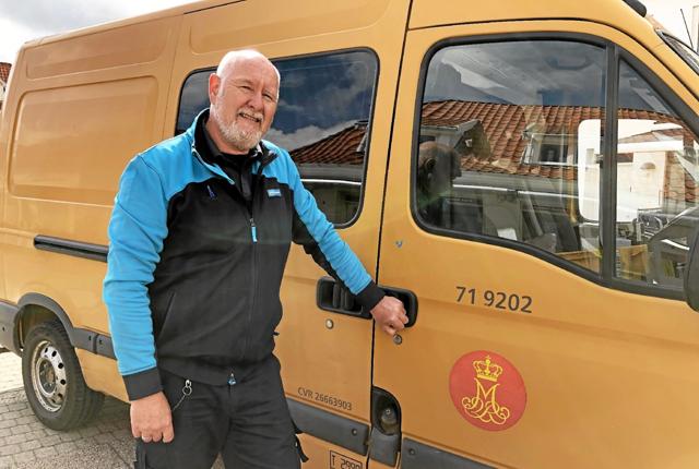 Peter Heede Bæk med sin gamle gule postbil og Dronningens monogram. Foto: Kirsten Olsen