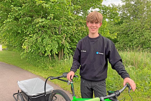 Noah Manly er klar med cykel og trailer - han cykler ud til kunderne i Hjørring og gør deres biler rene.
