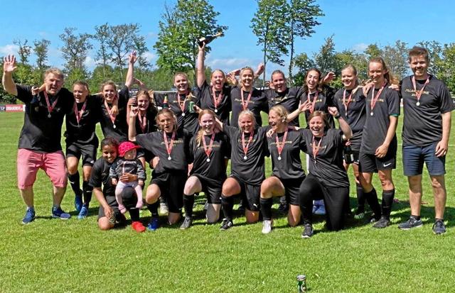 BI’s damehold er rykket op i Jyllandsserien efter en rigtig god sæson. Privatfoto