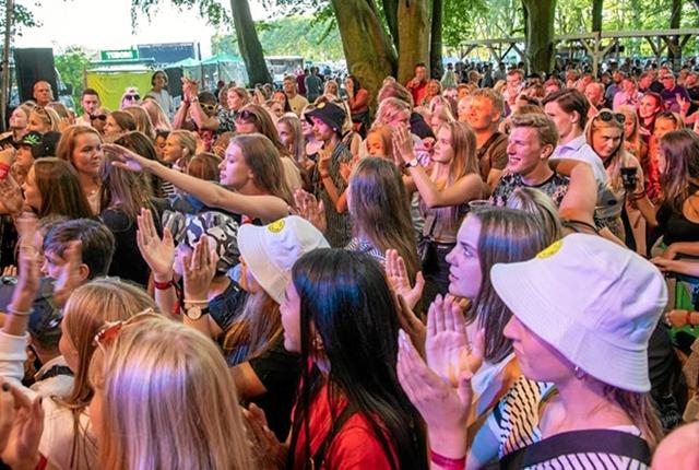 Både 30. og 31. juli kan 500 mennesker samles til stående koncerter i skoven nord for dyreskuepladsen. Arkivfoto: Peter Broen