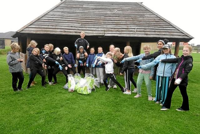 Stolte elever fra Løkken skole viser resultatet af deres affaldsindsamling. Privatfoto