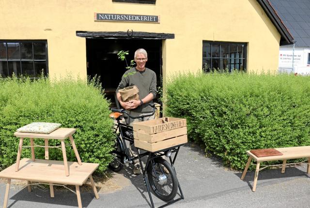 Ejeren af Natursnedkeriet Peder Rørholm Davidsen foran værkstedet. Cyklen er seneste investering så han kan nu tilbyde at leverer varerne ud på bæredygtig vis. Foto: Tommy Thomsen