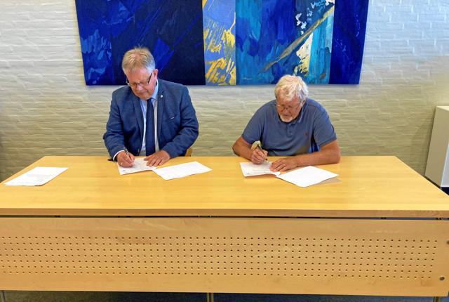Borgmester Mogens Christen Gade (V) og bestyrelsesformand for SOSU Nord Lars Bo Breddam underskrev aftalen. Foto: Jammerbugt Kommune