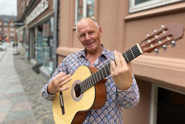 Frank Frank glæder sig til at byde kunderne indenfor i sin nye musikforretning. Foto: Niels Skovmand