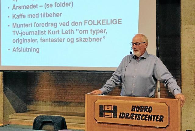 Formand Ole Knudsen på talerstolen i forbindelse med Ældre Sagens årsmøde i Hobro Idrætscenter.  Privatfoto