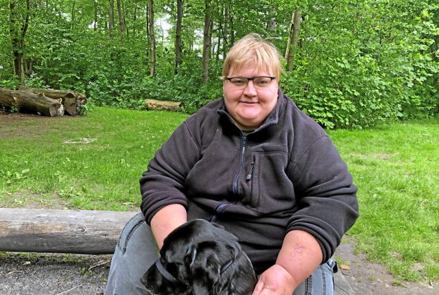 41-årige Line Kudahl, her med sin servicehund Molly, var med til at starte Shelterklubben, der er en forening, som har specialiseret sig i at lave shelterture for alle - også dem, der normalt ikke kommer i naturen.