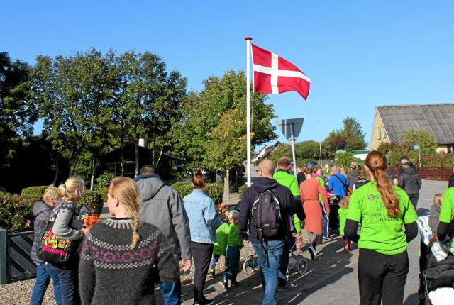 Børnene fra Naturbørnehuset gik med familie og pædagogerne rundt i Hjortdal, hvor flaget var hejst i dagens anledning. Foto: Ida Mehl Agerholm