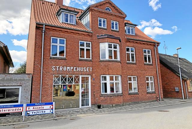 Strømpehuset, der ligger på Mælkevejen 1 i Øster Assels, byder igennem året på flere udstillinger. Arkivfoto: Pernille Damsgaard